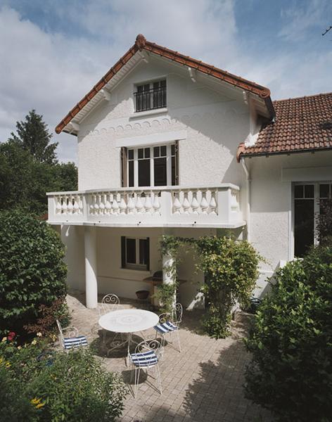 Maison, 10 allée de l'Etang. Le corps de bâtiment à façade-pignon et la terrasse ont été ajoutés en 1950.