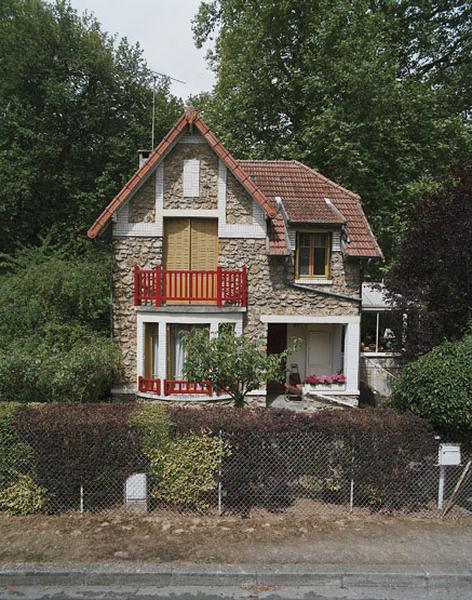 Vue d'ensemble du pavillon, 17 allée du Nord-au-Sud. Il a été vraisemblablement construit par l'architecte Robert Gilles, comme celui du 43, allée des Deux-Cèdres.