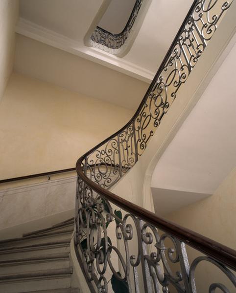 Vue de la cage d'escalier en contre-plongée.