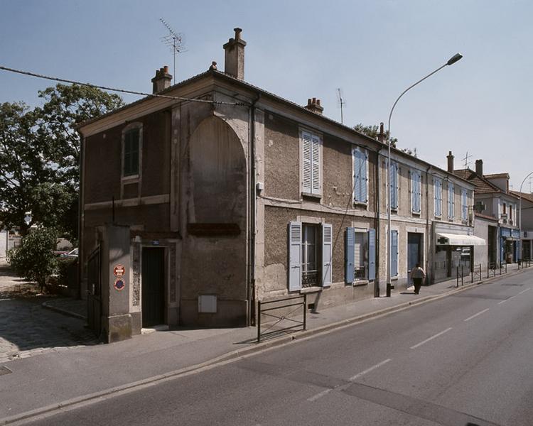Vue du bâtiment d'habitation fermant la cour sur le boulevard H.-Barbusse.