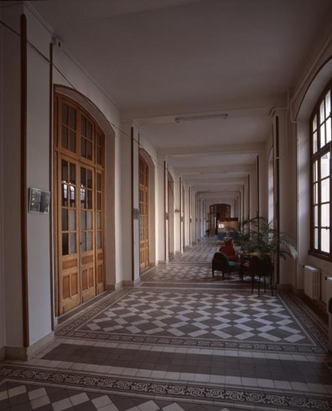 Ancienne galerie de cure située au rez-de-chaussée du bâtiment de la communauté.