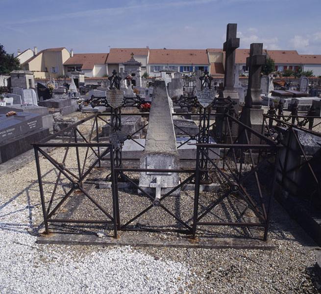 Vue d'ensemble du tombeau de la famille Rabot. Etienne Rabot a été maire de Draveil de 1791 à 1795.