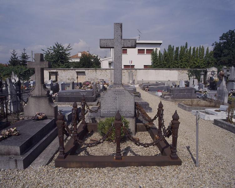 Vue d'ensemble du tombeau des familles Rouffy et Spaletta. Il abrite notamment la dépouille du Dr Georges Rouffy, décédé en 1884. Un monument a été érigé sur la place Rouffy pour commémorer son dévouement à la population de Draveil, notamment pendant la guerre de 1870.