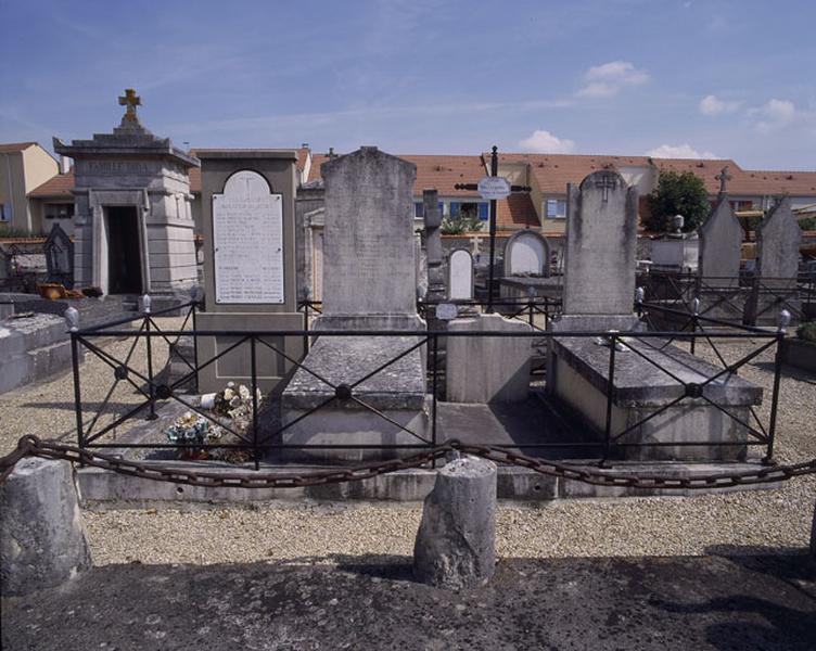 Tombeaux en série des religieuses du Coeur de Jésus et de Saint-Thomas de Villeneuve. Leur couvent, aujourd'hui détruit, a été fondé vers 1840, au 212 boulevard Henri-Barbusse ; il abrita de 1844 à 1905 la première école de filles de la commune.