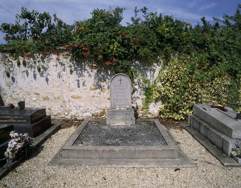 Vue d'ensemble. La tombe abrite les restes de 25 soldats allemands, exhumés en décembre 1876.