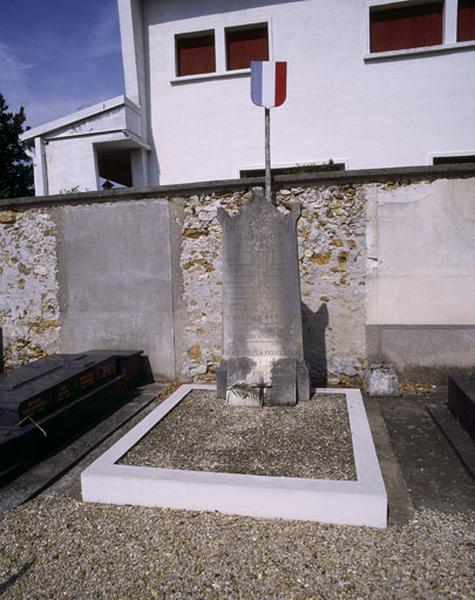 Vue d'ensemble. Cette tombe abrite les restes, exhumés en 1876, de soldats français morts à la guerre de 1870.