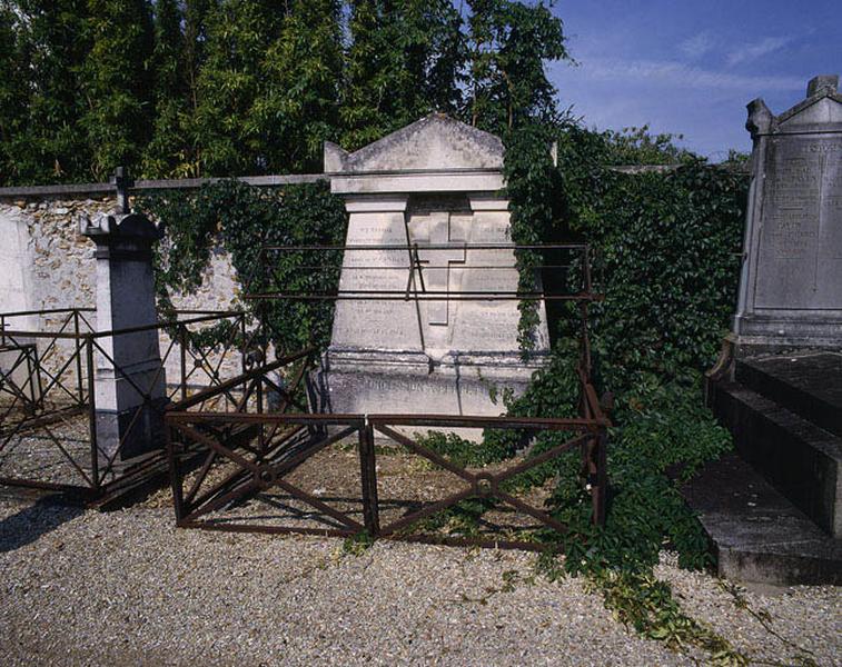 Vue d'ensemble du tombeau de la famille Candas. Pierre-Antoine Candas, maire de Draveil, est décédé à Champrosay le 17 juillet 1863.