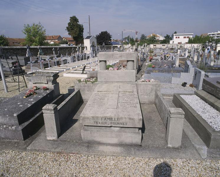 Vue d'ensemble du tombeau de la famille Texier-Fournet.