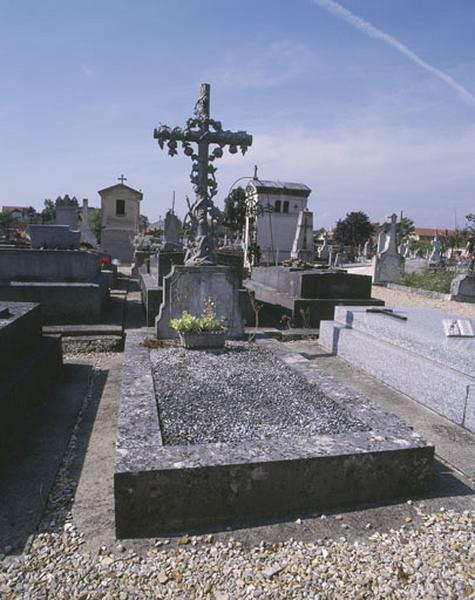 Vue d'ensemble du tombeau de Marie Vaissette. Il a gardé sa croix en fonte ornée d'une guirlande de fleurs et de roseaux.