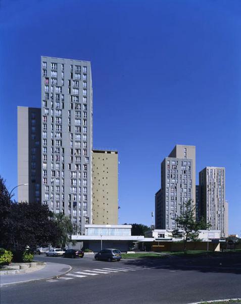 Le centre commercial de la Croix Blanche au pied des premières tours (à partir de l'avenue Henri-Barbusse).