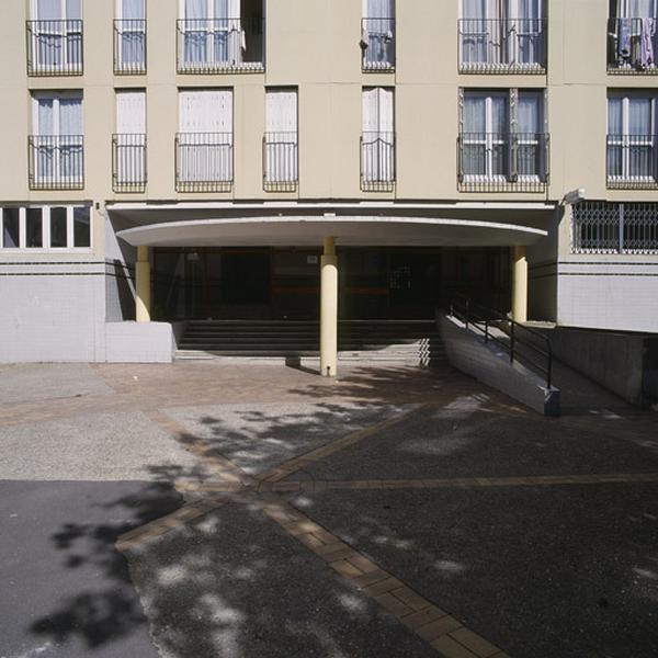 Détail de l'entrée d'une des tours.