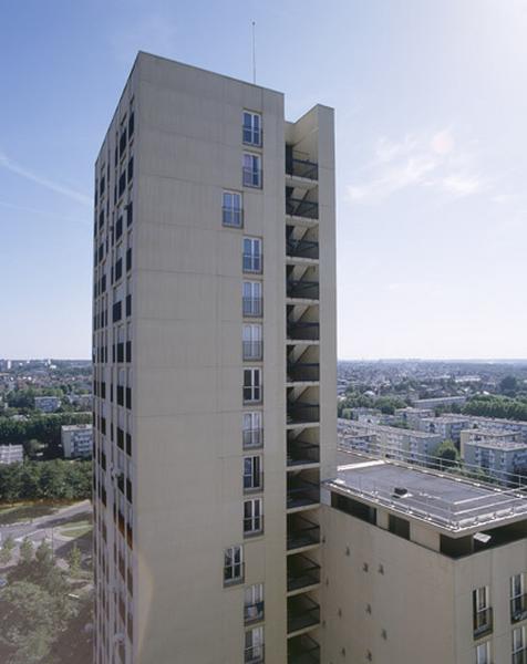 La plateforme du 13e étage et la branche de 23 niveaux côté escalier extérieur.