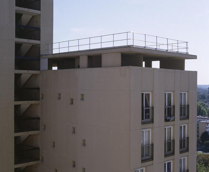 Vue de la terrasse couverte du 13e niveau d'une des tours.