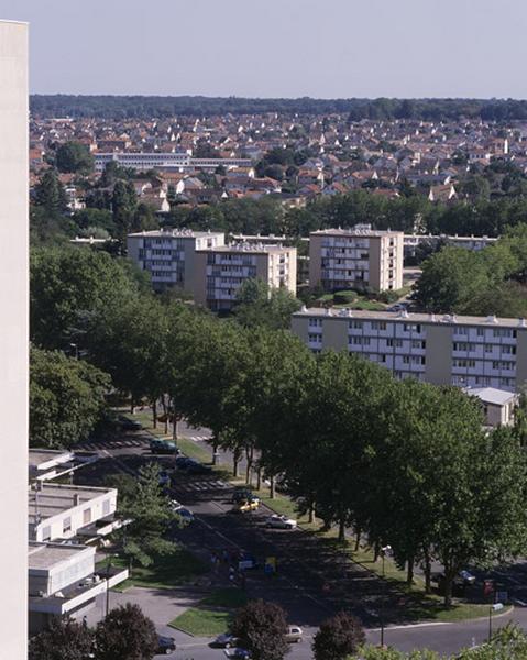 Vue semi-aérienne de l'avenue de la Concorde, à proximité de la gare et les trois plots de la rue Paul-Verlaine, à côté d'un immeuble linéaire.