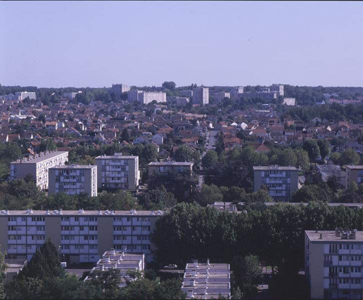 Vue semi-aérienne du secteur bas : immeubles-barres et bâtiments 'pavés'. Au fond, le grand ensemble des Bergeries.