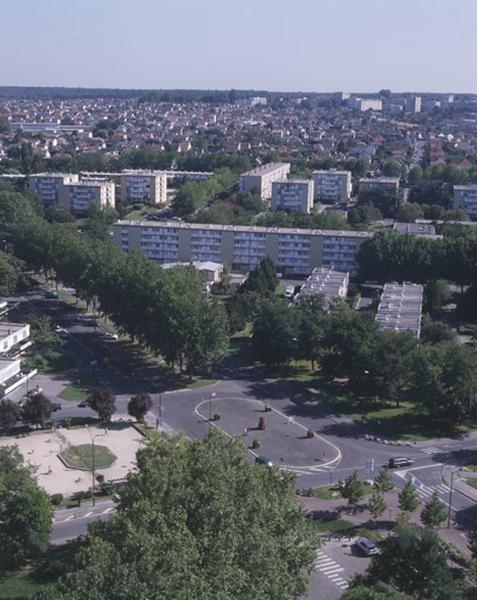 Vue semi-aérienne de la place du 14 Juillet située entre les avenues de la Concorde (sur la photo) et Pierre-Charon.
