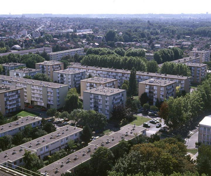 Vue semi-aérienne du secteur bas : immeubles de logements individuels en bande, plots et immeubles en barre.