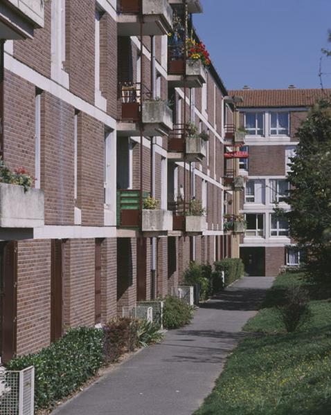 Détail d'une façade (rue de la Commune de Paris). Les affleurements des dalles de béton trahissent la structure constructive.