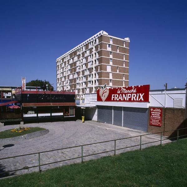 L'immeuble de neuf étages (bâtiment C de la première tranche) à l'arrière du centre commercial de la Patte d'Oie.