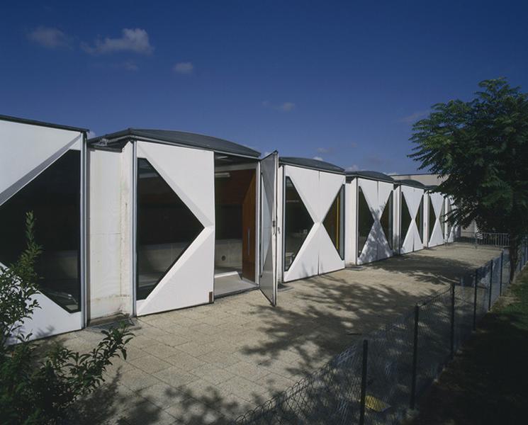 Vue latérale de la façade formée de structures modulaires préfabriquées.
