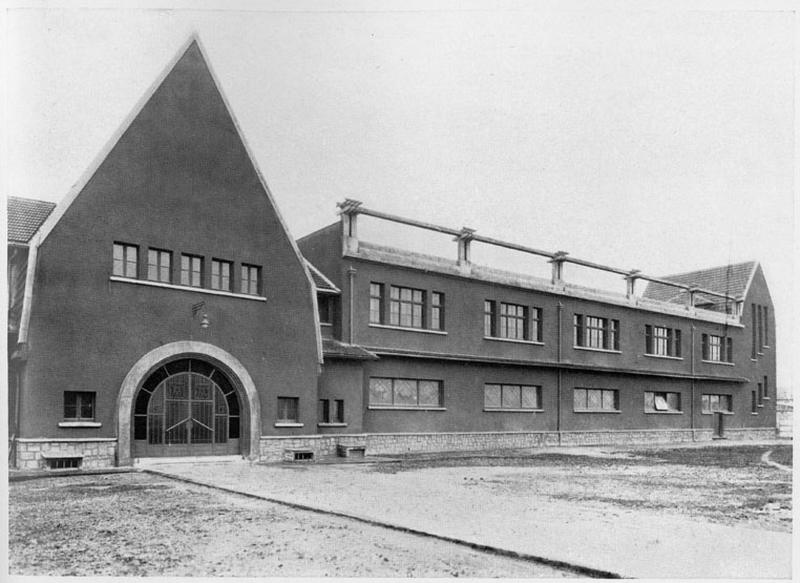 Vue du premier bâtiment (école de garçons), photographie, vers 1935