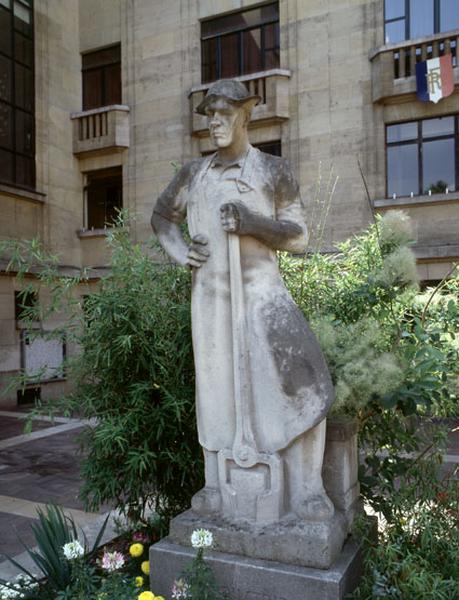 2 statues : l'Agriculture dite l'Horticulture, la Jardinière ou le Jardinage et l'Industrie dite le Fondeur ou l'Ouvrier