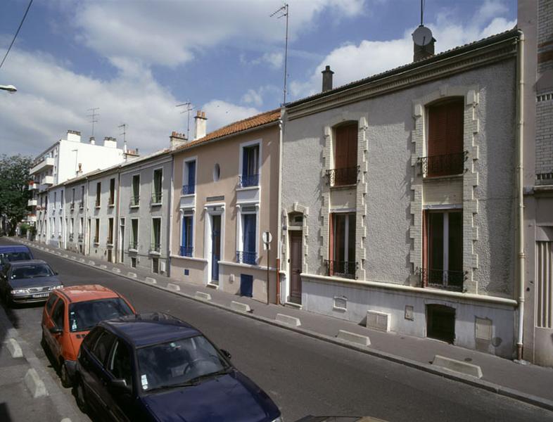 Alignement de maisons d'un étage et trois travées.
