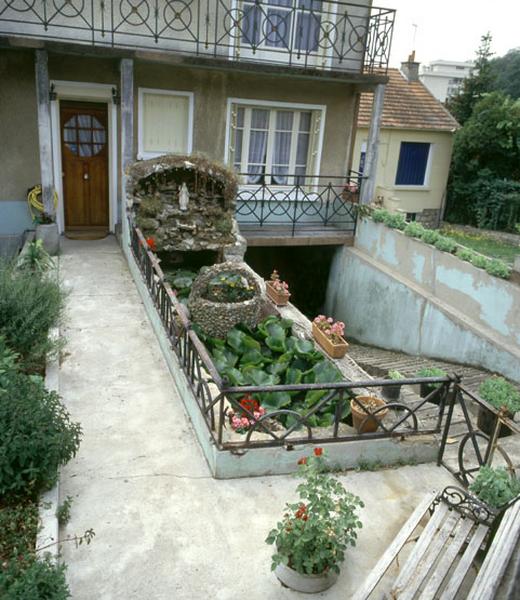Jardinière et grotte de Lourdes.
