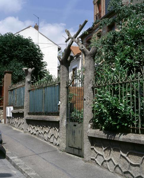 Clôture en ciment de type rustique imitant le bois, 141 rue des Ruffins.