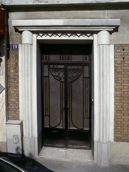 Immeuble, 19 rue des Deux-Communes : porte d'entrée en ferronnerie.