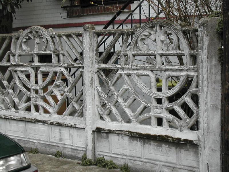Clôture en ciment style 'pagode', 14 rue Louise.