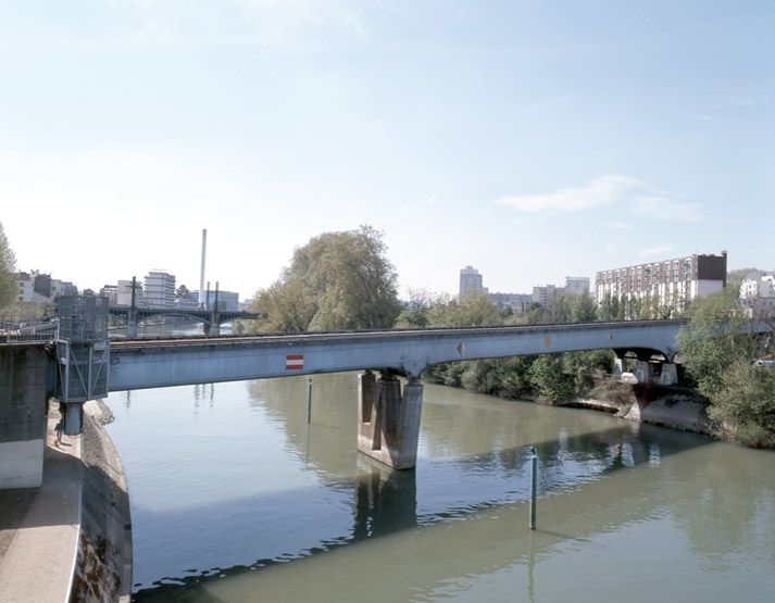 Ivry-sur-Seine, Charenton-le-Pont. Pont. Vue de la Marne depuis le pont de Charenton vers Ivry-port. Au premier plan, les ponts du métro et du chemin de fer.