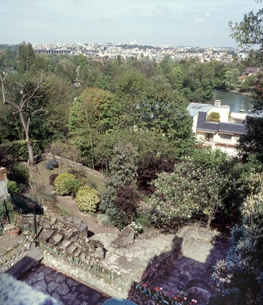Vue du haut du coteau vers le nord et la ville du Perreux-sur-Marne. Au premier plan, vestiges d'un jardin au décor rocaillé.