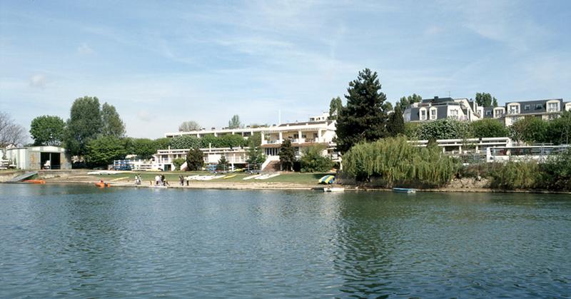 Vue générale depuis la rive opposée des bâtiments aujourd'hui transformés en club d'aviron.