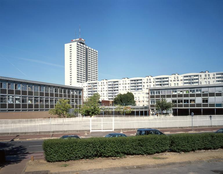 Vue du grand ensemble du Bois l'Abbé, depuis l'avenue Boileau. Au premier plan, le groupe scolaire Anatole France ; au centre, la tour Rodin.