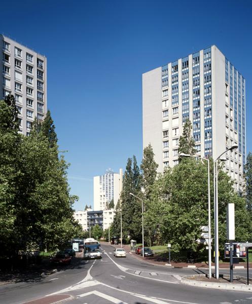 Vue du grand ensemble du Bois-Labbé, depuis l'angle de l'avenue Boileau et de la rue Carpeaux, trois tours en enfilade.