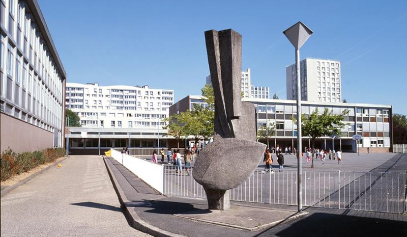Vue générale depuis la rue avec en arrière plan, le grand ensemble du Bois-l'Abbé. Au premier plan, sculpture en béton moulé signée G. Vincent.