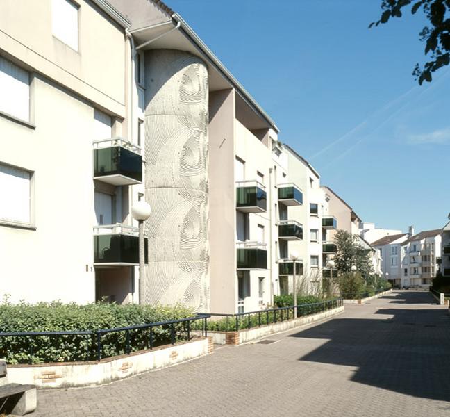 Vue du mail et des logements récents R+4 qui le bordent.