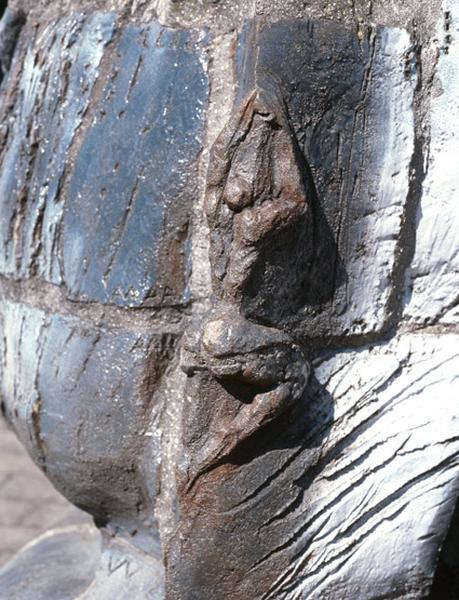 Détail : un personnage semblant escalader. Sculpture datée : 1989.