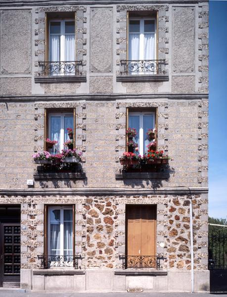 Détail de la mise en oeuvre de la meulière et des parpaings de ciment.