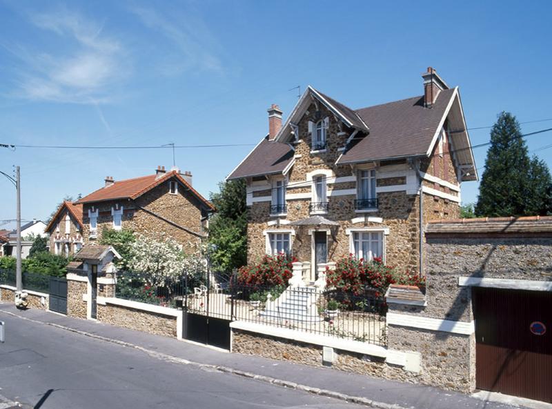 Vue de quelques maisons en meulière.