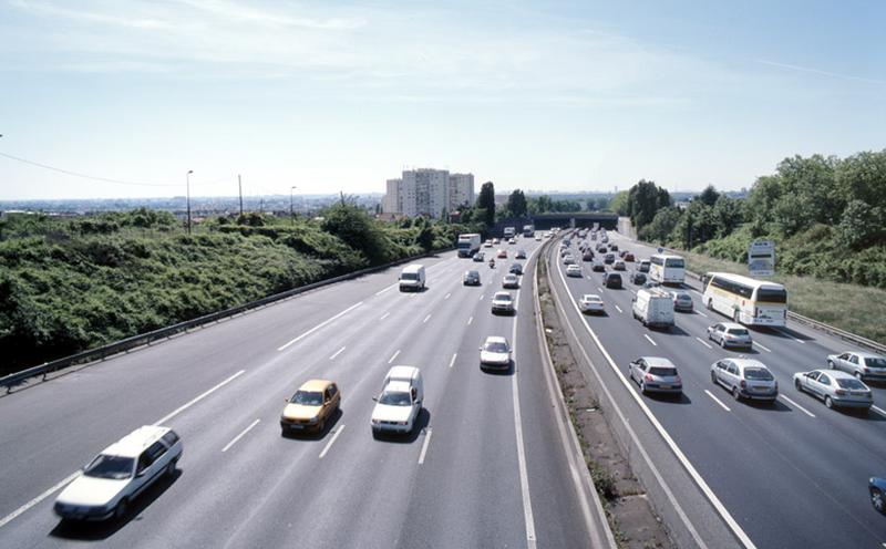 Vue de l'autoroute A4 depuis le pont de la rue Eugène-Varlin. A l'arrière plan, la cité des Boullereaux.