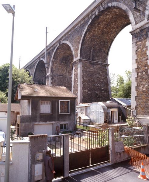 Bicoques au pied du viaduc de Nogent.