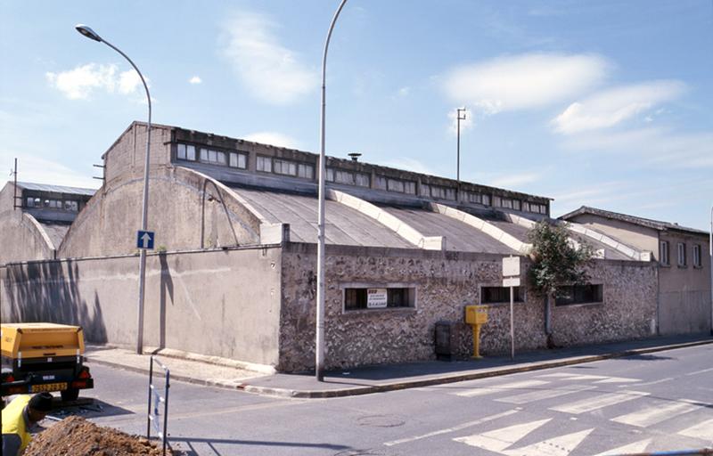 Vue extérieure depuis l'angle des rues de la Garenne et de la Croix-aux-Biches.