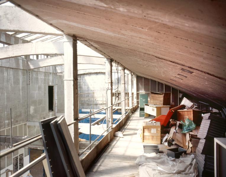 Vue intérieure d'un bâtiment, détail de la structure en béton.