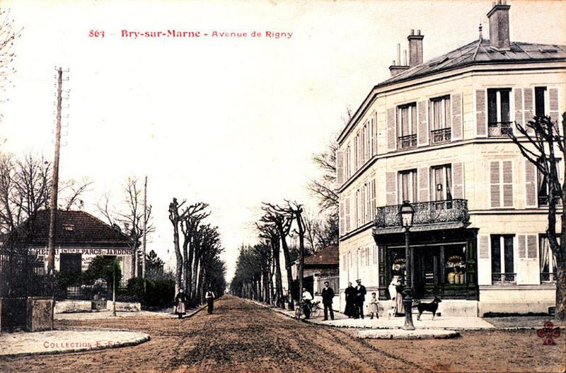 Vue générale au niveau du croisement avec l'avenue de la République.