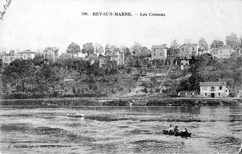Vue depuis le quai du Perreux vers le coteau de Bry-sur-Marne et ses villas (avant 1905).