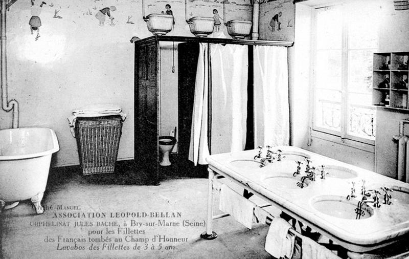 Vue intérieure (sanitaires) de l'orphelinat Jules Bache de l'association Léopold-Bellan (construit dans le parc de la maison de Daguerre).