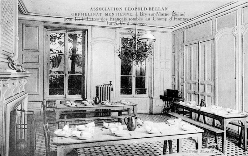 Vue intérieure (réfectoire) de l'orphelinat Mentienne de l'association Léopold-Bellan (construit dans le parc de la maison de Daguerre).