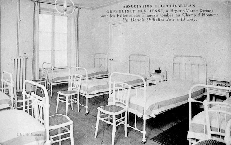 Vue intérieure (dortoir) de l'orphelinat Mentienne de l'association Léopold-Bellan (construit dans le parc de la maison de Daguerre).
